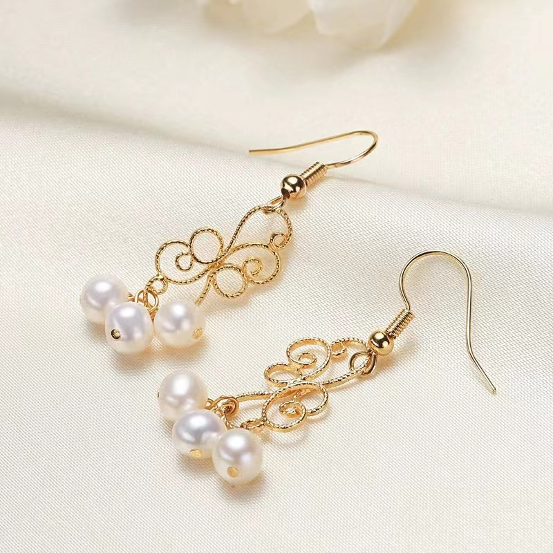 (E022)  Pearl earrings