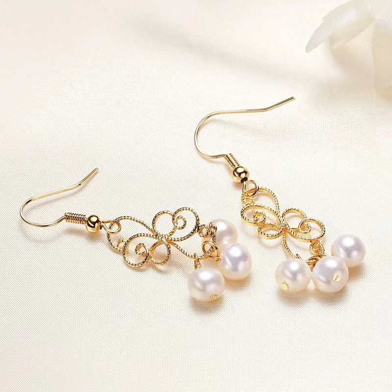 (E022)  Pearl earrings