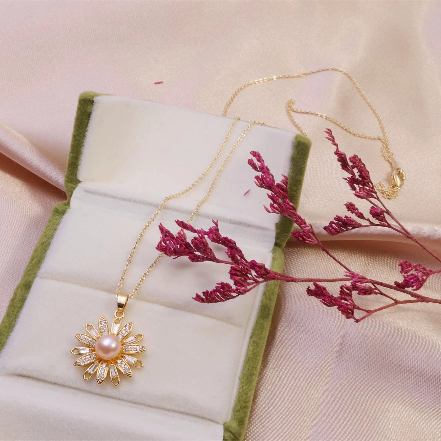 (P077) daisy pearl pendant USD15