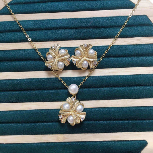 (J019)  Three  pearls set