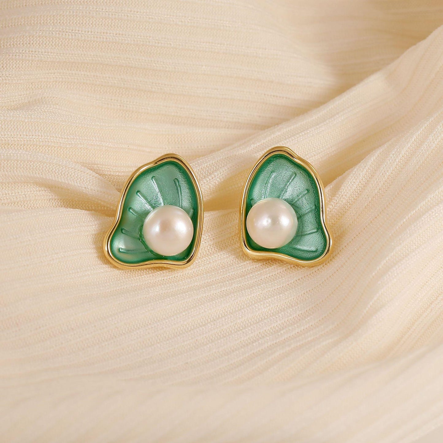 Butterfly fan pearl stud earrings