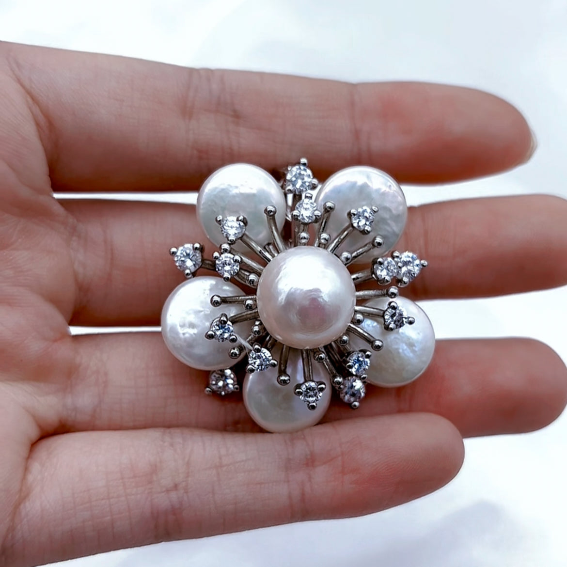 Broche en perles florales