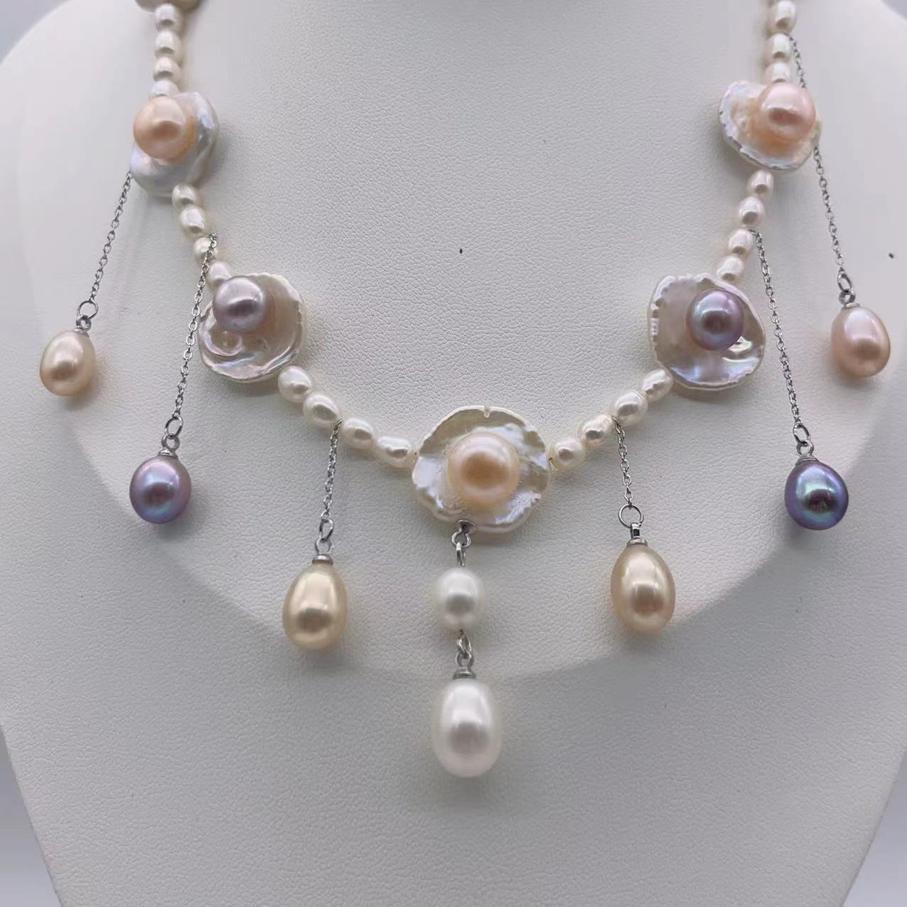 Petaled pearl necklace