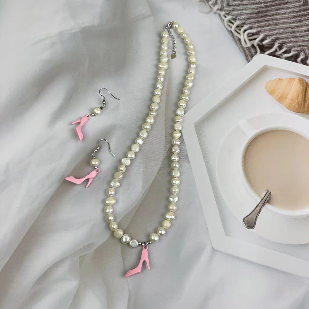 High heels and cat Pearl Jewelry set