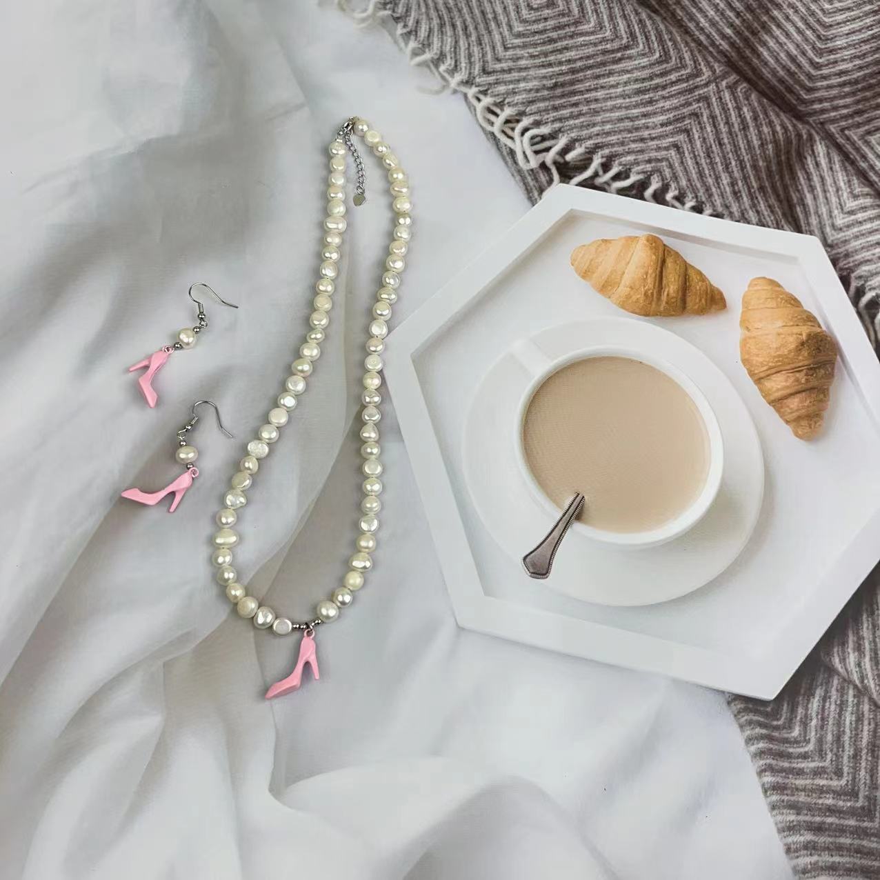 High heels and cat Pearl Jewelry set