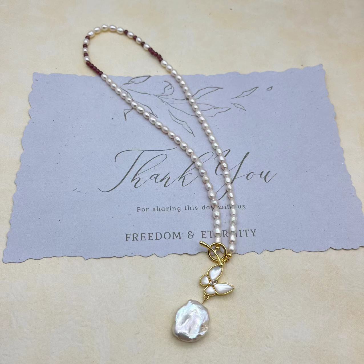 Freshwater pearl pendant necklace