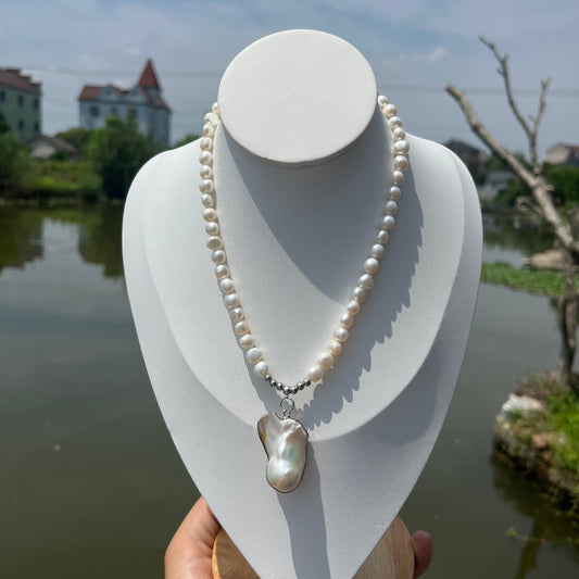 Necklace with a legendary & other pearls