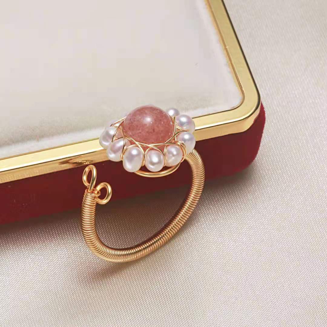 Cristal de fraise avec bague en perles