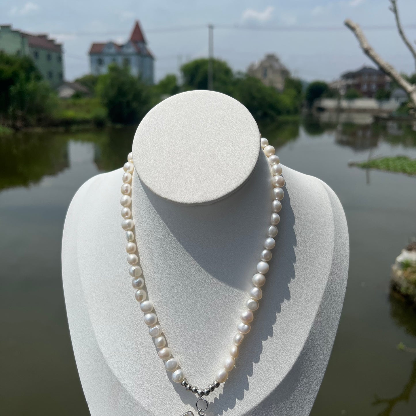 Necklace with a legendary & other pearls