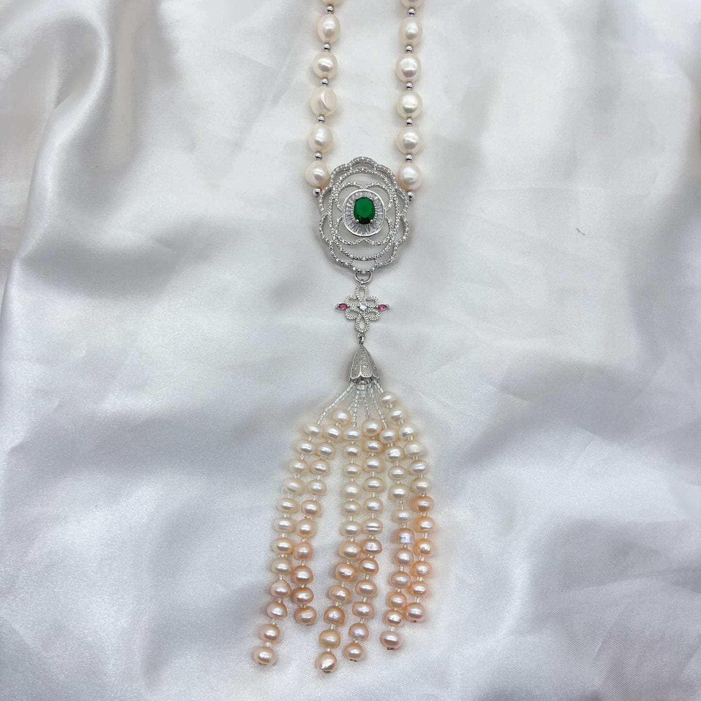 Emerald fringe full pearl necklace