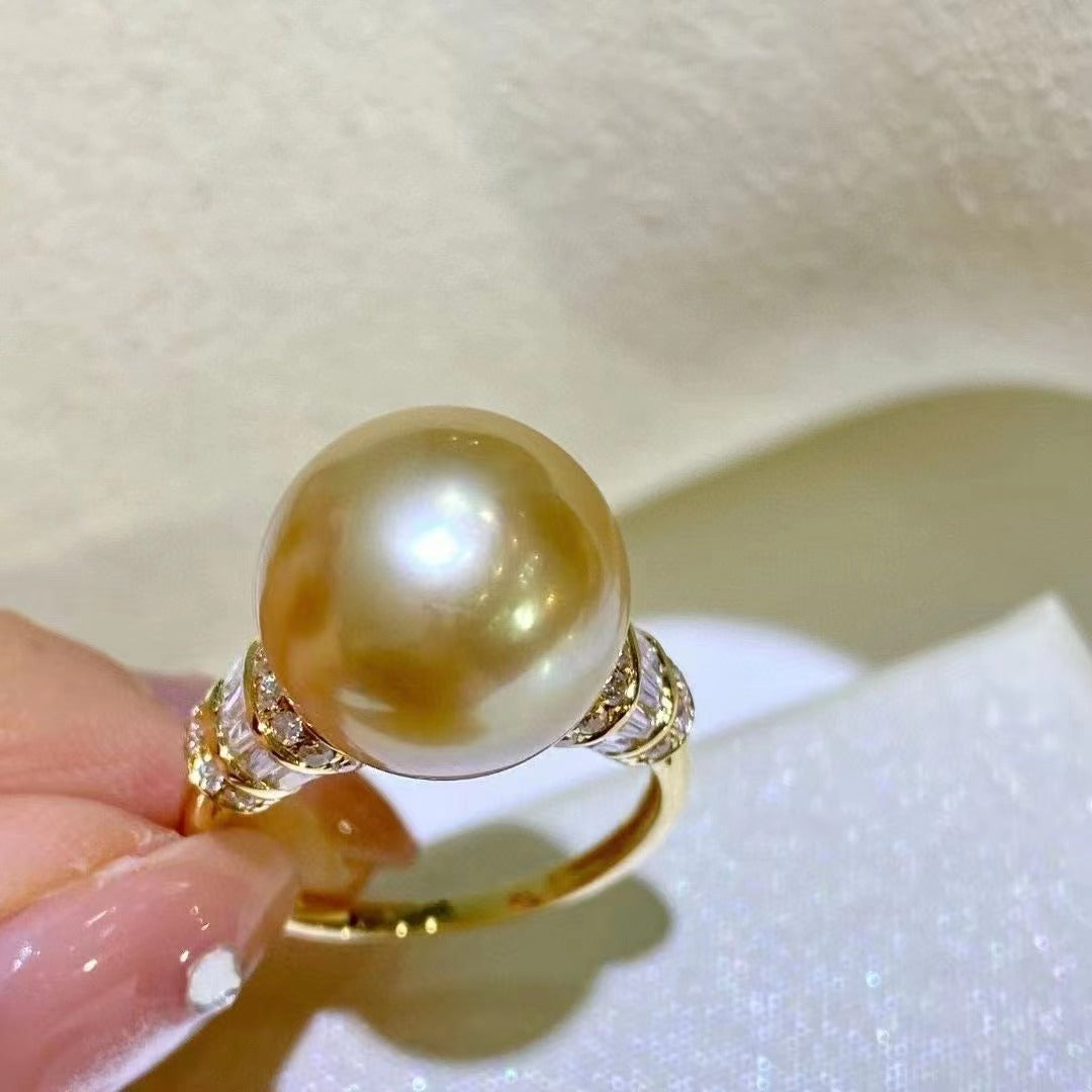 Bague avec perles d'eau salée Golden Pearl des mers du Sud en or 18 carats R56