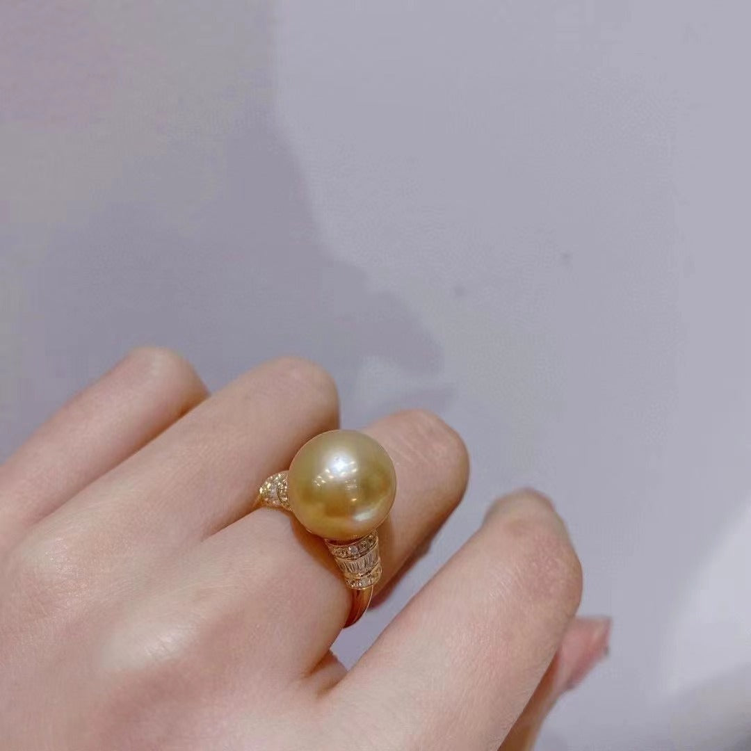 Bague avec perles d'eau salée Golden Pearl des mers du Sud en or 18 carats R56