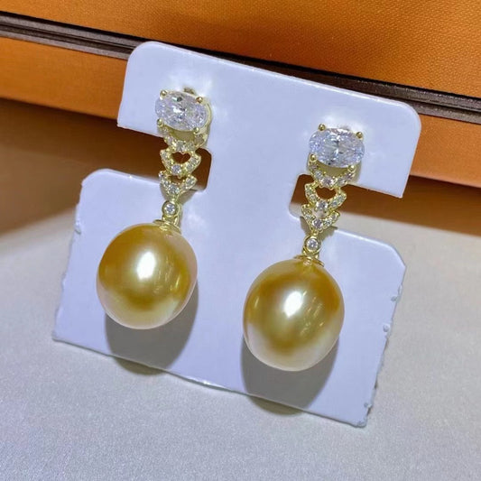 Boucles d'oreilles en perles d'eau salée Golden Pearl des mers du Sud serties en or 18 carats 633 USD (E41)