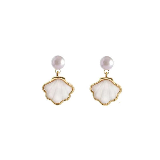 Boucle d'oreille en perles de coquillage blanches 23 USD (E1)