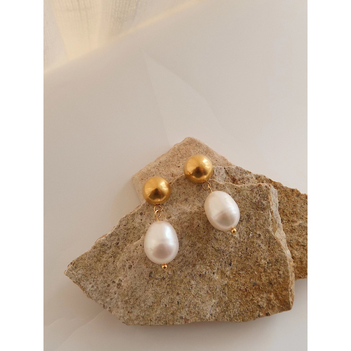 White pearl earring USD21 (E44)