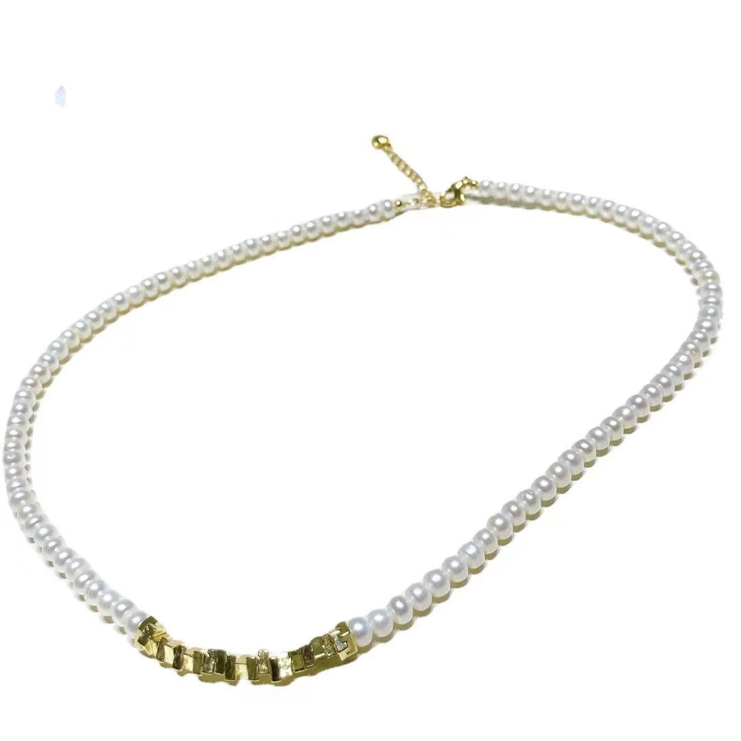 Collier de perles pour bébé 130 USD (N2)