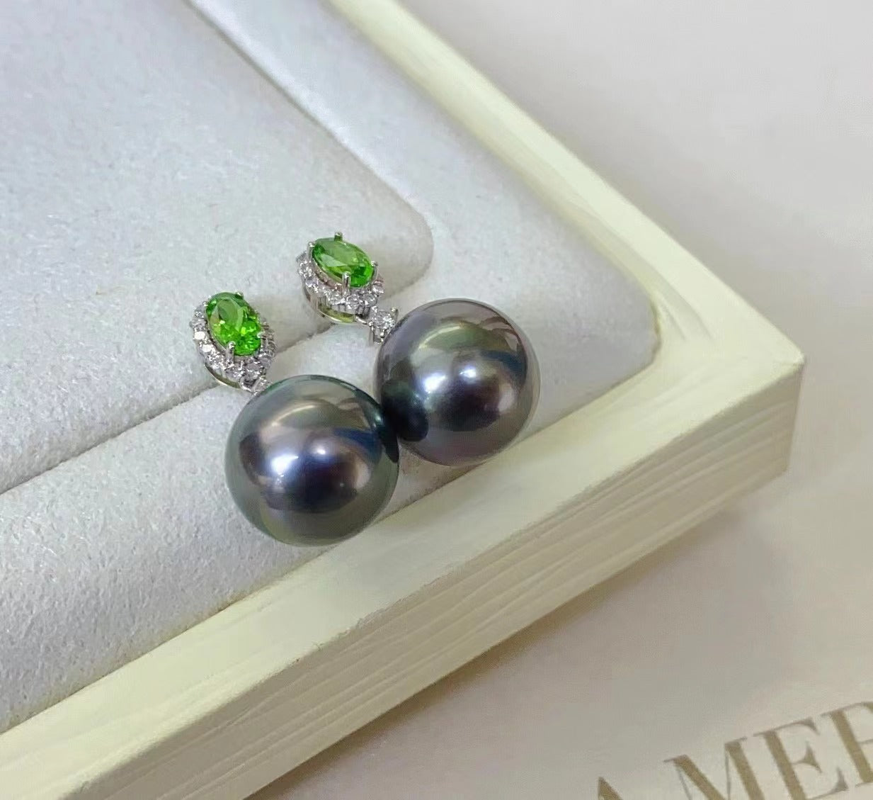 Black tahitian 10-11mm earring saltwater pearl 18K gold  with beryl USD1200 (E45)