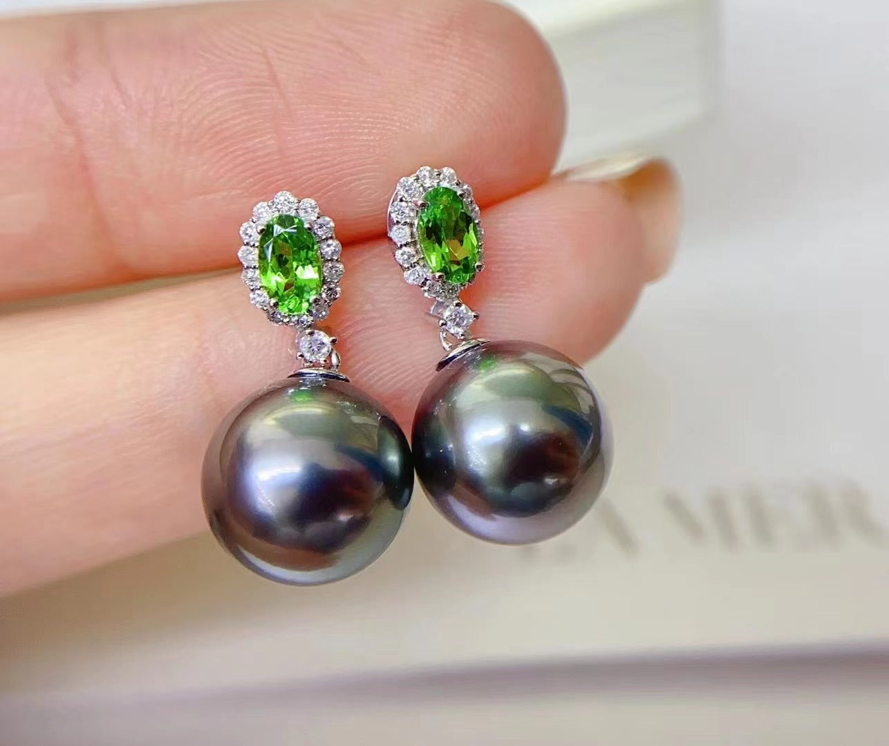 Black tahitian 10-11mm earring saltwater pearl 18K gold  with beryl USD1200 (E45)